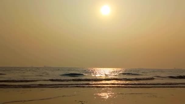 Szerokie Ujęcie Fali Oceanicznej Pęka Brzegu Zachodzie Słońca — Wideo stockowe