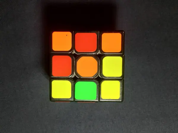 Cubo Rubik Posicionado Contra Fundo Preto Visto Cima — Fotografia de Stock