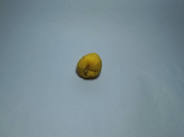 Beyaz arkaplanda küçük maymun kriko meyvesi.