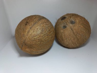 İki taze hindistan cevizine yaklaş.