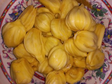 Tabakta taze temizlenmiş meyve eti.