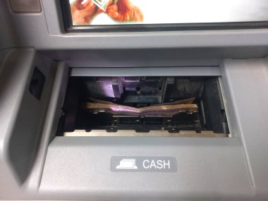 ATM 'den para çekiyorlar. Bankadan para çekmek..