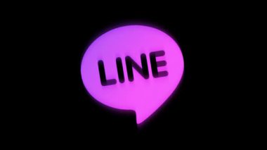 Dhaka Bangladeş - 19 Ağustos 2025 - Basit bir siyah arkaplan üzerinde çizgi logosu animasyonu. mor-mavi çizgi logo animasyonu dipsiz animasyon döngüsü