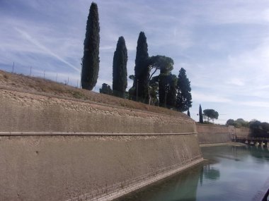 Peschiera del Garda, İtalya, 31 Ekim 2022: Antik tahkimatların ve Garda Gölü 'nün görüntüsü.