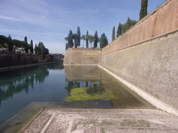 ペスキエーラ ガルダ イタリア 10月31 2022 古代の要塞とガルダ湖のイメージ — ストック写真