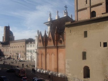 Mantova, Lombardia, İtalya: Arkasında Piazza Sordello ve mimari güzellikleri olan katedralin yan duvarı.
