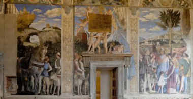 Mantua, İtalya - 6 Kasım 2022: Mantua 'daki Palazzo Ducale' ye yerleştirilen San Giorgio kalesinde Camera degli Sposi 'deki Gonzaga ailesi.