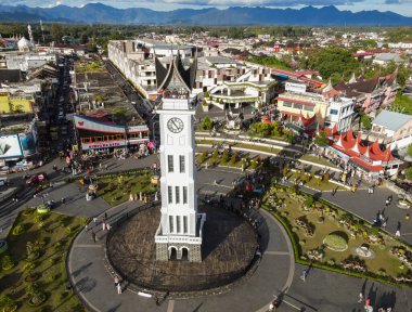 Bukit Tinggi, Endonezya - 11-20-2021: Bukit Tinggi şehrinin tarihi ve en ünlü simgesi olan ve turistlerin en çok ziyaret ettiği turizm beldesi olan Jam Gadang 'ın havadan görünüşü.