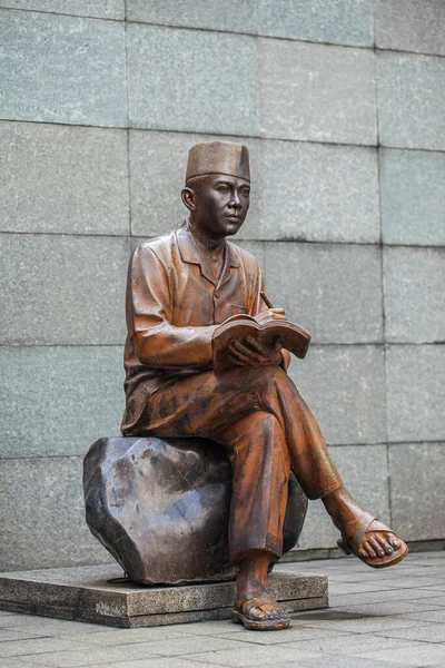 Bandung, Endonezya-10-16-2022: Endonezya 'nın ilk başkanı Soekarno heykeli, Hollanda Kolonisi tarafından hapsedildiği yer. Bugün burası tarihi bir yer..