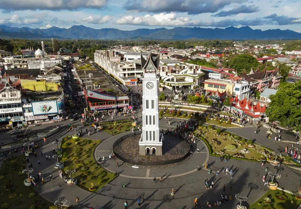 Bukit Tinggi, Endonezya - 11-20-2021: Bukit Tinggi şehrinin tarihi ve en ünlü simgesi olan ve turistlerin en çok ziyaret ettiği turizm beldesi olan Jam Gadang 'ın havadan görünüşü.