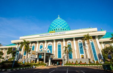 Surabaya 'daki en büyük cami olan Al-Akbar Ulusal Camii Surabaya, Doğu Java Eyaleti, Endonezya. İslami insanların dua edeceği yer..  