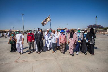 Jabal Uhud ve Sayyid al Syuhada camisini ziyaret eden hacılar, Medine, Suudi Arabistan 'daki tarihi mekanlar, umra ve hac sırasında.