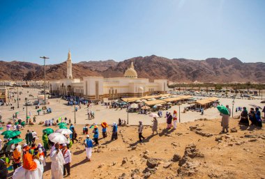 Jabal Uhud ve Sayyid al Syuhada camisini ziyaret eden hacılar, Medine, Suudi Arabistan 'daki tarihi mekanlar, umra ve hac sırasında.