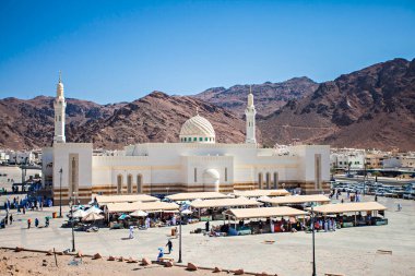 Jabal Uhud ve Sayyid al Syuhada camisini ziyaret eden hacılar, Medine, Suudi Arabistan 'daki tarihi mekanlar, umra ve hac sırasında.