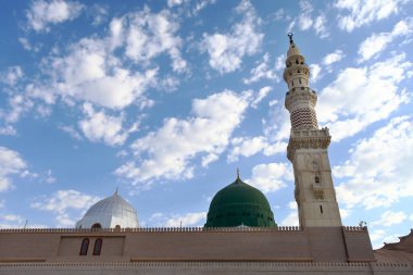 Sabahın erken saatlerinde Nabawi Camii 'nde, aynı zamanda peygamber camisi olarak da adlandırılan kutsal bir cami. Her yıl camiye dünyanın dört bir yanından milyonlarca müslüman gelir..