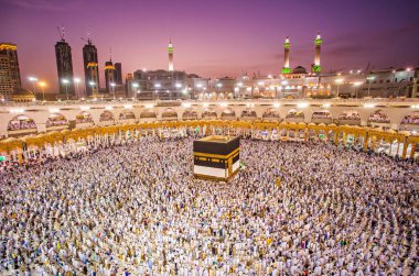 Mekke, Suudi Arabistan (08-27-2018): Dünyanın dört bir yanından gelen Müslüman hacılar, 2018 hac döneminde kabah çevresinde dua ediyorlar..
