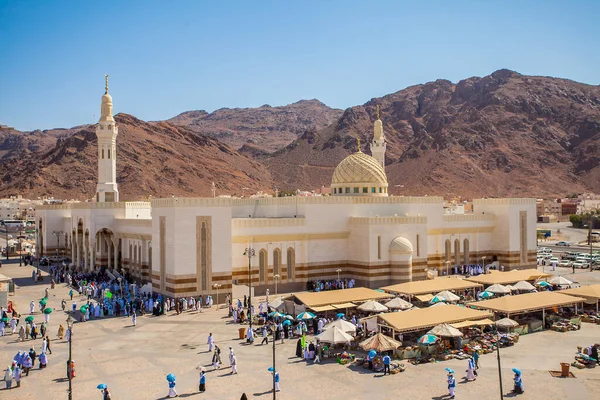 ジャバル ウハドとサイード シウハダ モスク メディナ サウジアラビア ウムラとハッジの間の歴史的な場所を訪れる巡礼者 — ストック写真