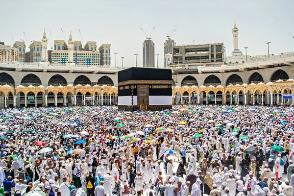 ハッジとウムラの間にメッカで最も神聖なモスクであるMasjidil Haram メッカ サウジアラビアのタワフ Mataf を行う世界中のイスラム教徒 — ストック写真