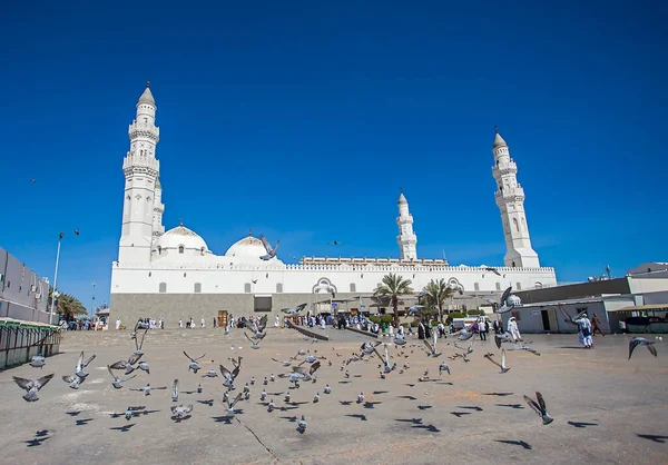 預言者ムハンマドによってサウジアラビアのメディナに建てられた最初のモスクであるクバまたはクバ モスク — ストック写真