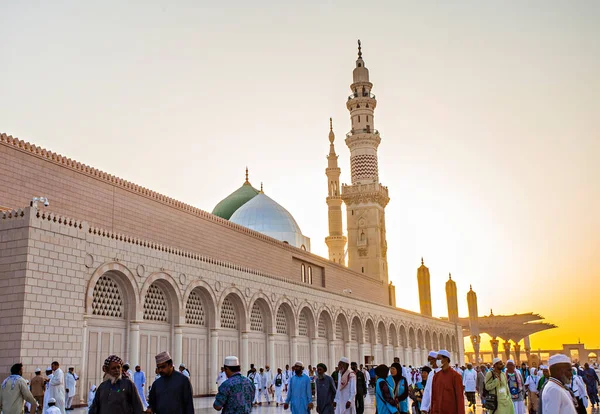 サウジアラビアのメディナ 2018 早朝にナバウィのモスク 預言者モスクとも呼ばれる聖なるモスク 毎年世界中から何百万人ものイスラム教徒がモスクに来ています — ストック写真