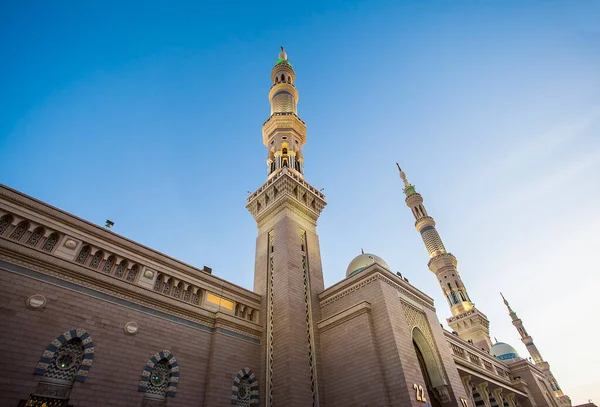 早朝にナワウモスク 預言者モスクとも呼ばれる神聖なモスク 毎年世界中から何百万人ものイスラム教徒がモスクに来ています — ストック写真