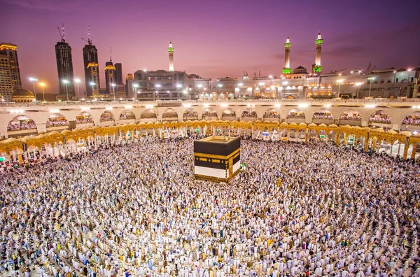 Mekke, Suudi Arabistan (08-27-2018): Dünyanın dört bir yanından gelen Müslüman hacılar, 2018 hac döneminde kabah çevresinde dua ediyorlar..