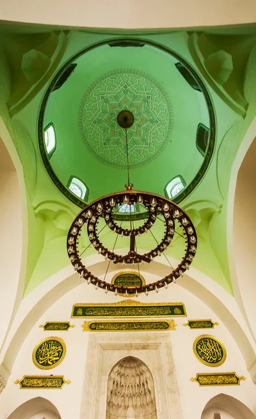 Medine, Suudi Arabistan: Medine 'de Hz. Muhammed tarafından inşa edilen ilk cami olan Quba / Kuba Camii' nin içi. Hac ve umra sırasında hacılar bu camiyi ziyaret ederler (08 / 2018).
