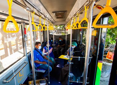 Makassar şehrindeki insanlar, Endonezya hükümetinin bir programı olan mobil aşılar aracılığıyla ücretsiz COVID-19 aşıları gerçekleştiriyorlar..