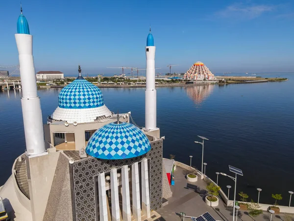 Güney Sulawesi, Endonezya 'daki Losari Sahili' nde yer alan Makassar 'daki Yüzen Cami Amirul Mukminin' in hava manzarası. Makassar şehrinin yeni simgesi. 