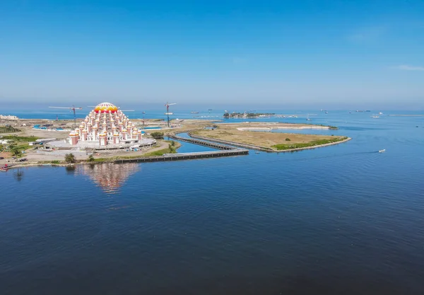 Mescid 99 Kubah (99 Kubbe Camii) ve çevresindeki hava manzarası, eşsiz mimarisi olan güzel bir cami, Losari Sahili, Makassar, Güney Sulawesi, Endonezya. 