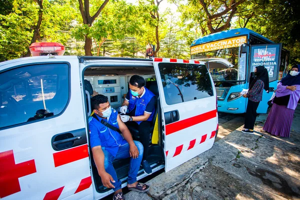 Makassar şehrindeki insanlar, Endonezya hükümetinin bir programı olan mobil aşılar aracılığıyla ücretsiz COVID-19 aşıları gerçekleştiriyorlar..