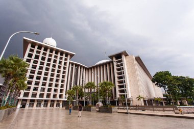 Güney Doğu Asya 'nın en büyük camii olan İstiklal camii, yenilenmeden sonra Jakarta, Endonezya' da yer almaktadır..