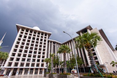 Güney Doğu Asya 'nın en büyük camii olan İstiklal camii, yenilenmeden sonra Jakarta, Endonezya' da yer almaktadır..