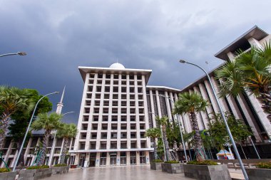 Güney Doğu Asya 'nın en büyük camii olan İstiklal camii, yenilenmeden sonra Jakarta, Endonezya' da yer almaktadır..