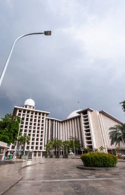 Güney Doğu Asya 'nın en büyük camii olan İstiklal camii, yenilenmeden sonra Jakarta, Endonezya' da yer almaktadır..
