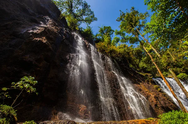 Goa Tetes şelalesinin güzelliği. Puncak Sewu şelalesi kompleksindeki şelalelerden biri, birçok su akıntısının aktığı bir bölge. Lumajang, Endonezya 'da ünlü bir turizm merkezi.