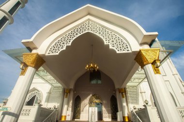 Al-Hakim Camii, Padang Sahili kıyısında, Batı Sumatra, Endonezya 'daki Padang şehrinde bir cami. Güzel mimarisi olan ve çok ilginç bir cami..