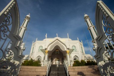 Al-Hakim Camii, Padang Sahili kıyısında, Batı Sumatra, Endonezya 'daki Padang şehrinde bir cami. Güzel mimarisi olan ve çok ilginç bir cami..