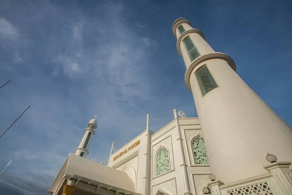 Al-Hakim Camii, Padang Sahili kıyısında, Batı Sumatra, Endonezya 'daki Padang şehrinde bir cami. Güzel mimarisi olan ve çok ilginç bir cami..