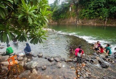 Turistler Lubuk Paraku, Bangek Nehri, Padang Şehri 'nde nehir turlarının keyfini çıkarıyorlar. Her yaştan turistler aktiftir, banyo yapar, yüzer veya balıklarla oynar..