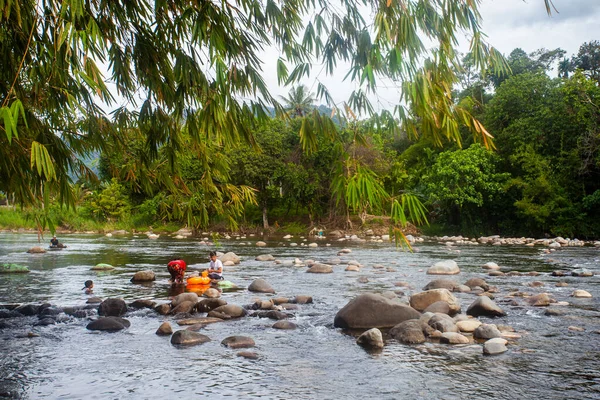 Turister Njuta Flodturer Lubuk Paraku Bangek River Padang City Turister — Stockfoto