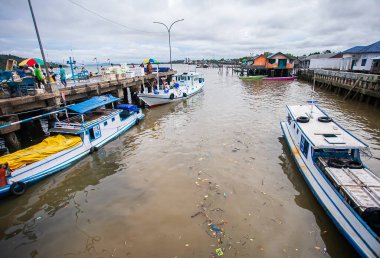 Batu Licin, Tanah Bumbu, Endonezya Balıkçılık Limanı 'nda balıkçılık faaliyetleri. Balıkçılar limanda balık yakalarlar..