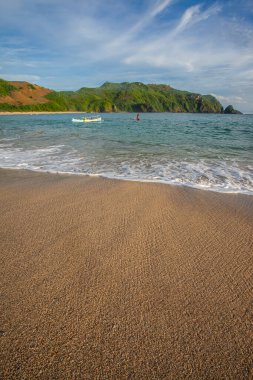 Lombok Endonezya 'daki Mawun Sahili' nin güzel deniz manzarası. Lombok Endonezya 'da popüler bir turizm merkezi olan tropikal bir adadır..