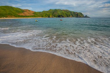 Lombok Endonezya 'daki Mawun Sahili' nin güzel deniz manzarası. Lombok Endonezya 'da popüler bir turizm merkezi olan tropikal bir adadır..