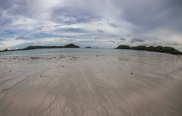 Lombok, Batı Nusa Tenggara, Endonezya 'daki Tanjung Aan Sahili manzarası. Lombok Endonezya 'da popüler bir turizm merkezi olan tropikal bir adadır..