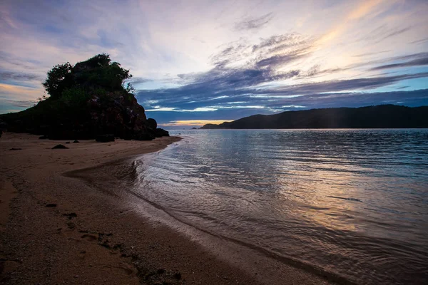 Mandalika bölgesindeki Kuta plajı, Lombok, Batı Nusa Tenggara alacakaranlıkta görülüyor. Mandalika, Endonezya 'nın öncelikli turizm merkezlerinden biridir..
