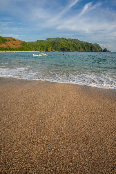 Lombok Endonezya 'daki Mawun Sahili' nin güzel deniz manzarası. Lombok Endonezya 'da popüler bir turizm merkezi olan tropikal bir adadır..