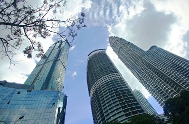 Petronas İkiz Kuleleri, Kuala Lumpur 'un simgesi ve simgesi, KLCC olarak da bilinen İkiz Kuleler Malezya' nın en yüksek binasıdır. 