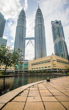 Petronas İkiz Kuleleri, Kuala Lumpur 'un simgesi ve simgesi, KLCC olarak da bilinen İkiz Kuleler Malezya' nın en yüksek binasıdır. 