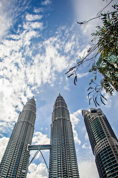 Petronas İkiz Kuleleri, Kuala Lumpur 'un simgesi ve simgesi, KLCC olarak da bilinen İkiz Kuleler Malezya' nın en yüksek binasıdır. 